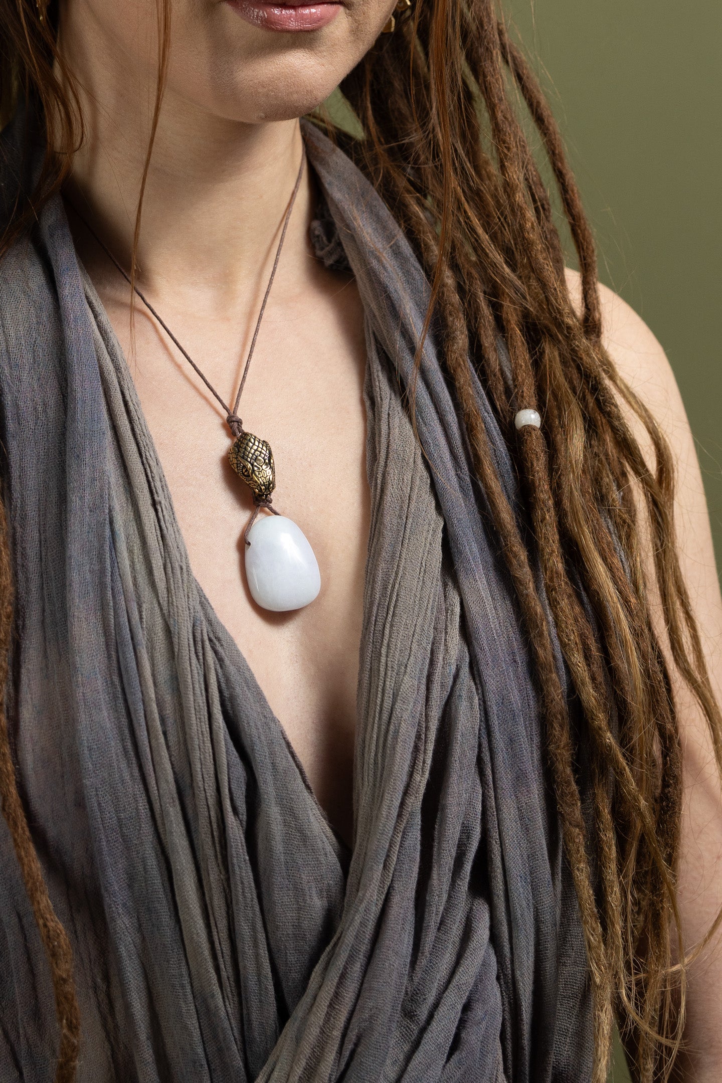 Schlangenkraft-Talisman mit weißer Jade – Klarheit • Sanftmut • Schutz