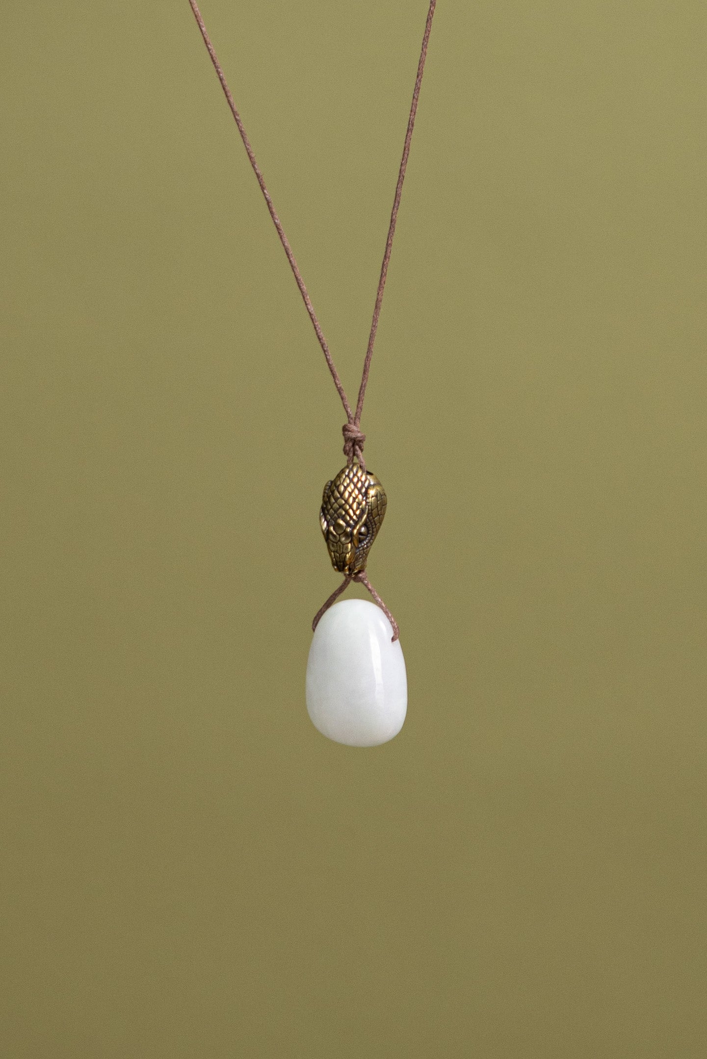 Schlangenkraft-Talisman mit weißer Jade – Klarheit • Sanftmut • Schutz