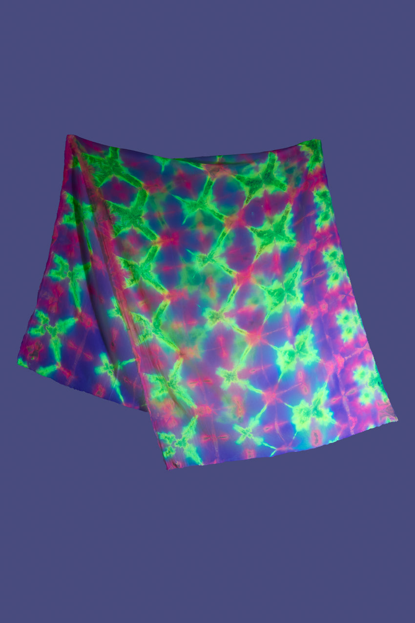 Fluoreszierendes Sarong Tuch "Spiritual Shibori"