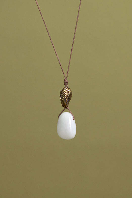 Schlangenkraft-Talisman mit weißer Jade – Klarheit • Sanftmut • Schutz